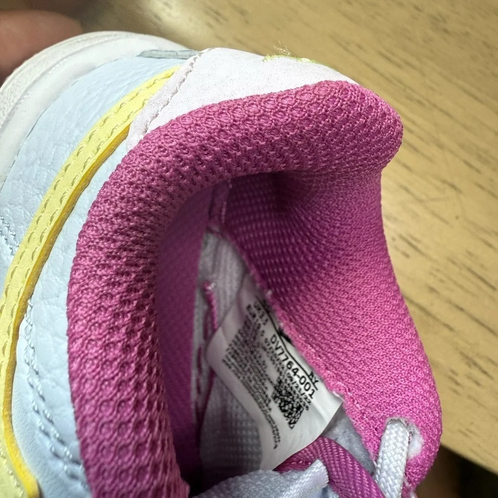 Nike White and Pink Sneakers Low-Top Design